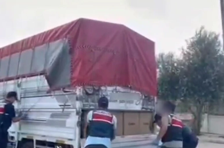 Adana’da 2 milyon 400 bin adet kaçak makaron ele geçirildi