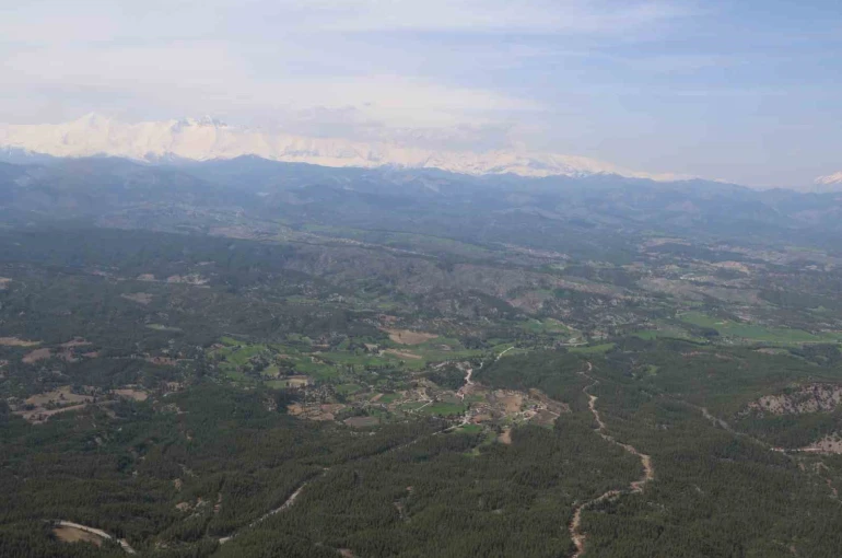 Adana’da bir yanda kar, bir yanda bahar
