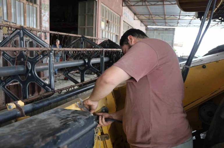 Adana’da buğday hasadı öncesi biçerdöverlerin bakımı yapılıyor