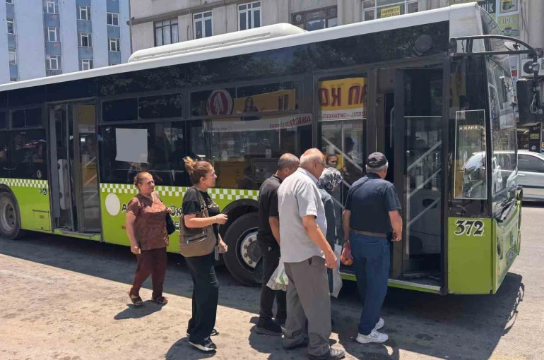 Adana’da bunaltan sıcaklarda dolmuş çilesi: "Klimayı aç diyoruz, kapıları açıyorlar"