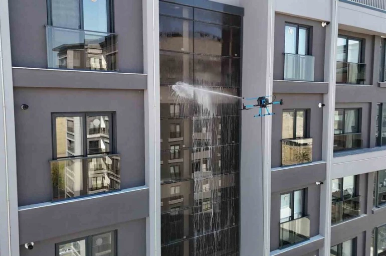 Adana’da cam temizliğine yeni soluk: Dronlar camcı oldu