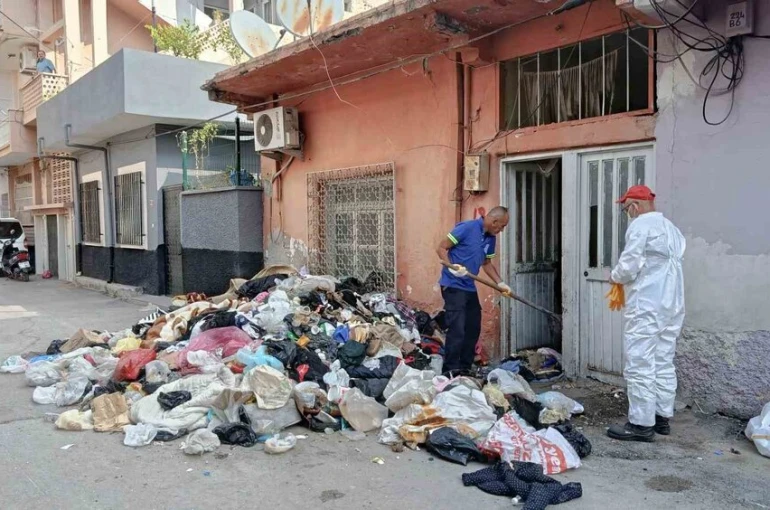 Adana’da çöp evden 2 kamyonet atık çıktı