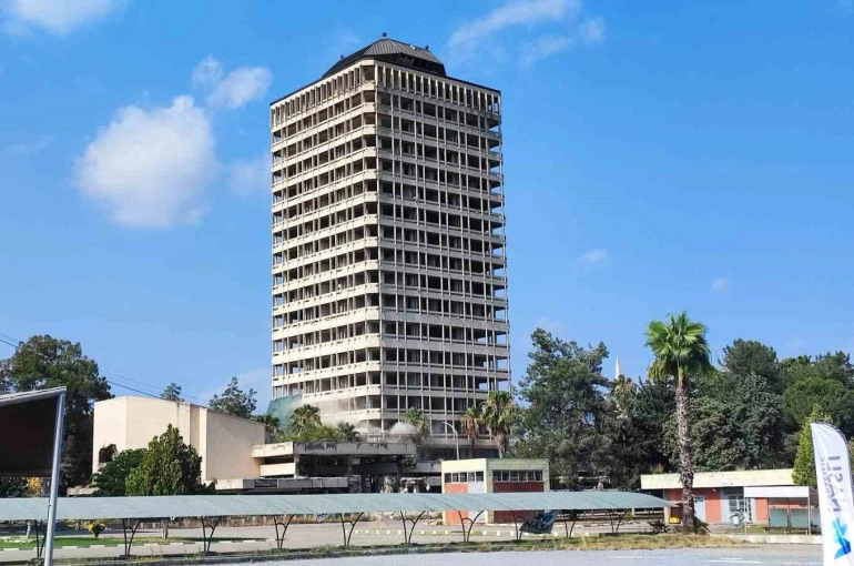 Adana’da depremde hasar gören 16 katlı Çukobirlik binası dinamitle yıkıldı