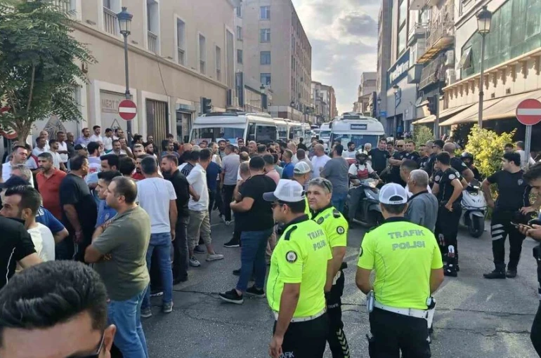 Adana’da dolmuş şoförlerinin eylemi 3 saat sonra bitti: Trafik ulaşıma açıldı