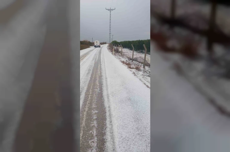 Adana’da dolu yağdı, yollar ve tarlalar beyaza büründü