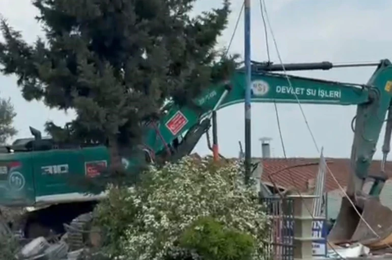 Adana’da göl kıyısındaki kaçak yapıların yıkımı sürüyor