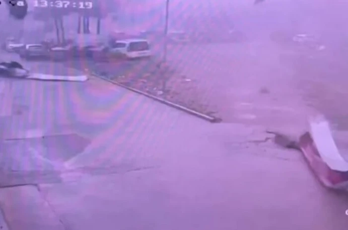 Adana’da hortum okulun çatısını uçurdu, o anlar güvenlik kamerasına yansıdı