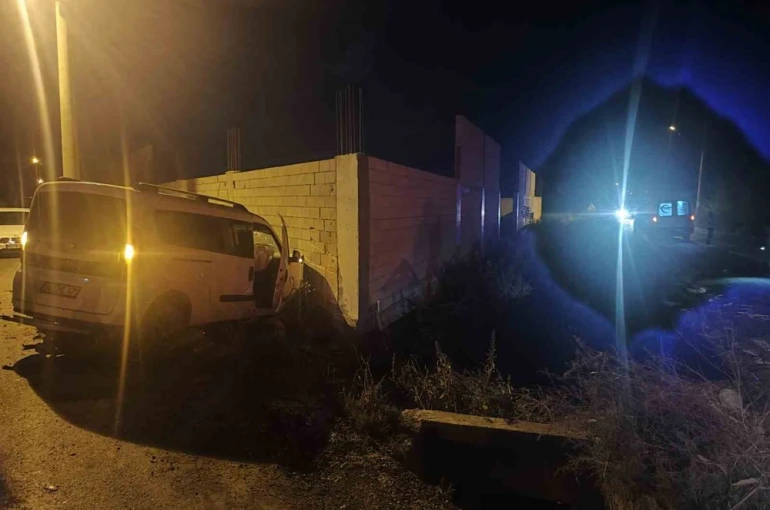 Adana’da iki hafif ticari araç çarpıştı: 1 ölü, 2 yaralı