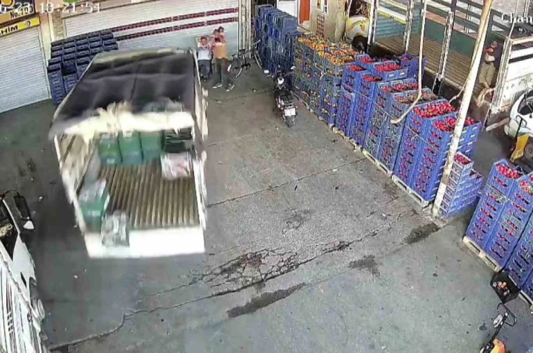 Adana’da kamyonetin çarptığı kişi yaralandı