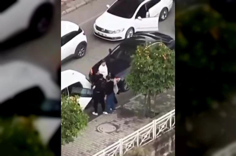 Adana’da koca eşini tartaklayıp, otomobiliyle aracına defalarca vurdu