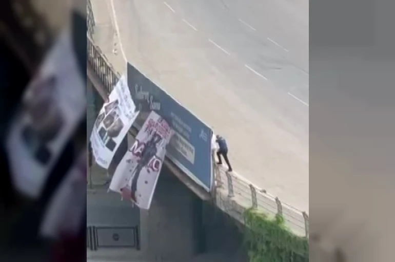 Adana’da köprüye NATO protestosu için pankart asan şahıs gözaltına alındı