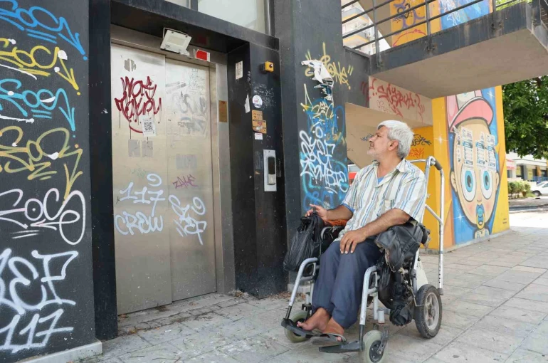 Adana’da milyonluk üst geçitler çürümeye terk edildi