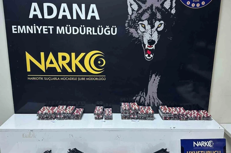 Adana’da narkotik operasyonu: Esrar, sentetik hap ve silah ele geçirildi