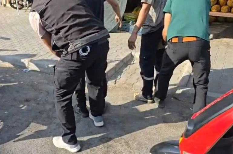 Adana’da narkotik polisleri okul önlerinde görevde