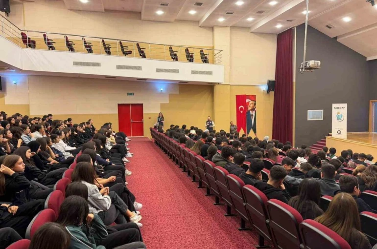 Adana’da öğrencilere dijital güvenlik eğitimi verildi