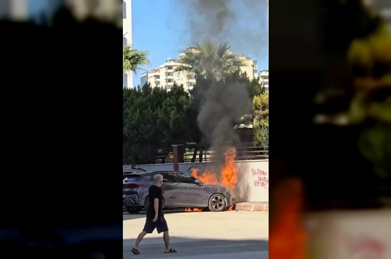 Adana’da park halindeki araç alev alev yandı