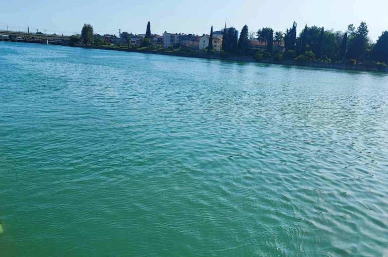 Adana’da serinlemek için girdiği nehirde kaybolan genç hastaneye kaldırıldı
