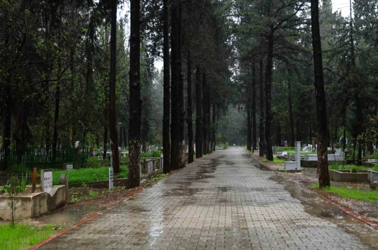 Adana’da şiddetli yağış nedeniyle arife günü mezarlıklar boş kaldı