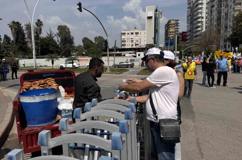 Adana’da simitçiler ve su satıcıları bariyerlerin arkasında çalışmaya devam etti
