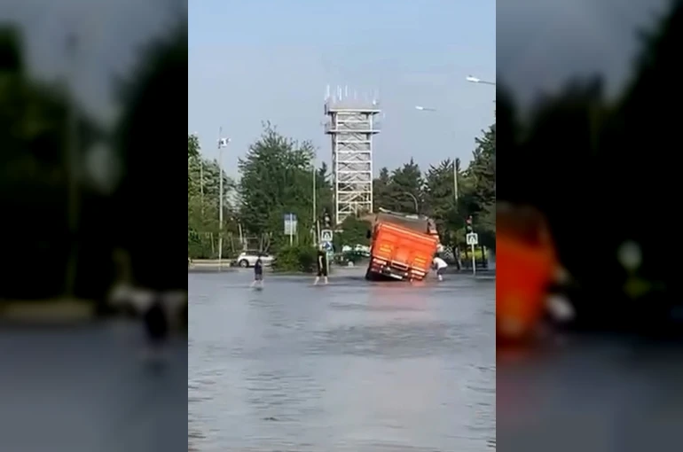 Adana’da su borusu patladı, yollar göl oldu