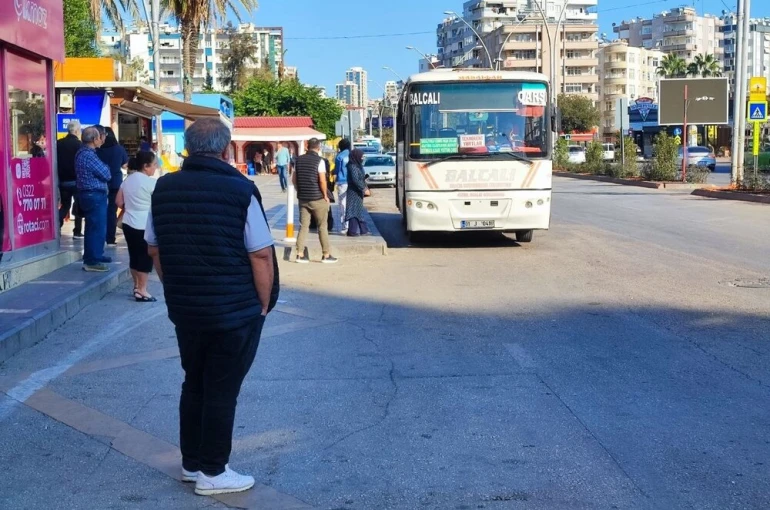 Adana’da toplu taşıma zammı tepki çekiyor