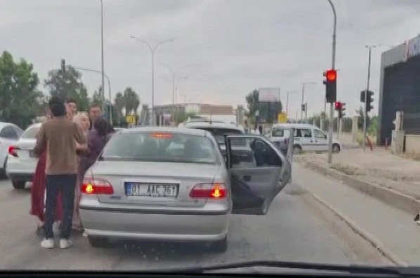 Adana’da trafikte kadınlı erkekli kavga kameraya yansıdı