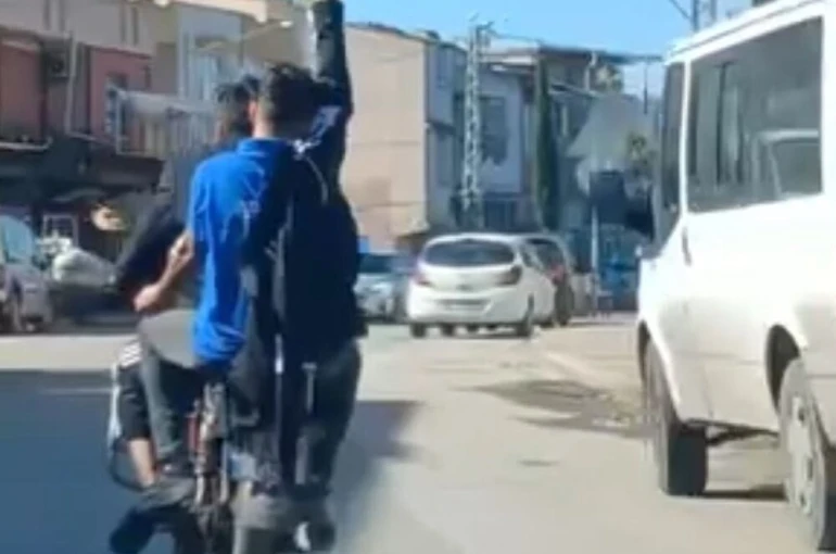 Adana’da trajikomik görüntü: Serum takılı halde motosikletle yolculuk yaptı