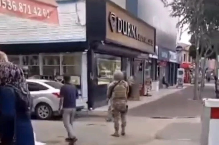Adana’da uyuşturucu bağımlısının aile bireylerini rehin aldığı iddiası