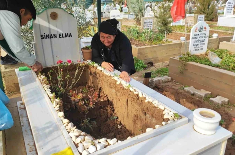 Adana’da yağışta oğlunun mezarı çöken anne gözyaşlarına boğuldu
