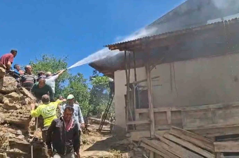 Adana’nın Feke ilçesinde yangın çıkan ev kullanılamaz hale geldi