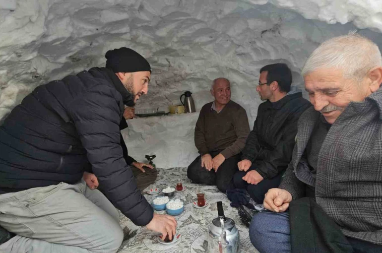 Adilcevaz’da esnaf biriken kardan çay evi yaptı