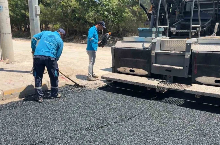 Adıyaman’da 170 derecelik asfaltın seriminde işçilerin zorlu mesaisi