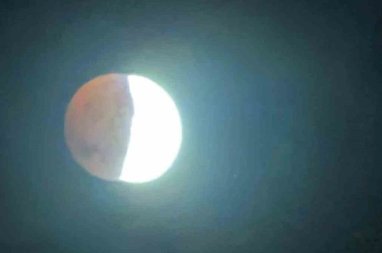 Adıyaman’da "Kanlı Ay" gökyüzünü kızıl renge bürüdü
