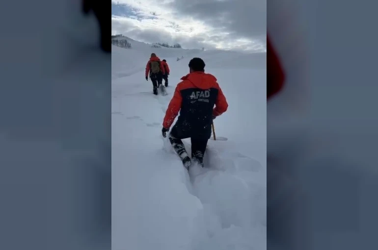 AFAD ekipleri yoğun kar altında 4 saat yürüyerek aileye ulaştı