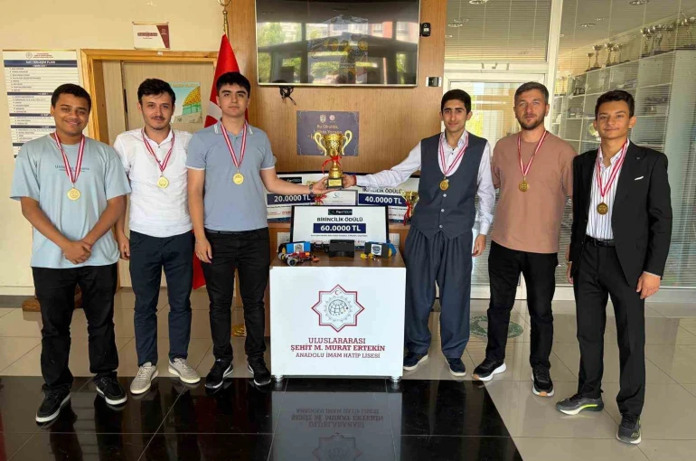 Afrikalı ve Türk öğrenciler tasarlayıp geliştirdikleri robotlarla Türkiye şampiyonu oldular