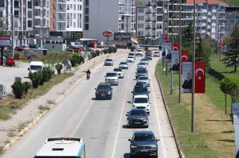 Afyonkarahisar-Antalya yolunda tatilcilerin dönüş yoğunluğu sürüyor