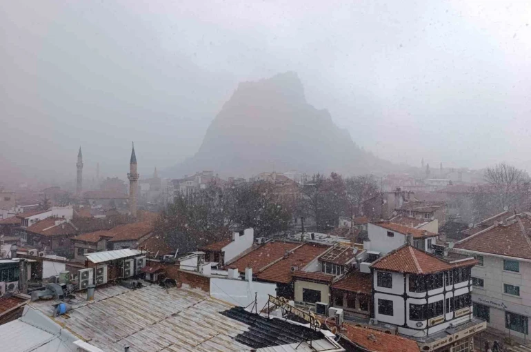 Afyonkarahisar’da kar yağışı