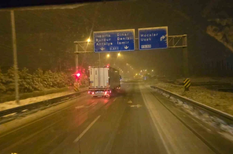 Afyonkarahisar’da karla mücadele sürüyor