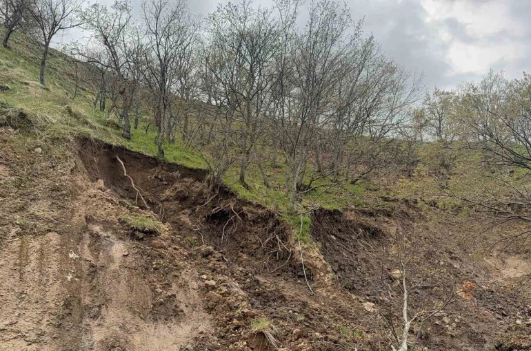 Afyonkarahisar’da tabiat parkı yolu heyelan nedeniyle ulaşıma kapandı