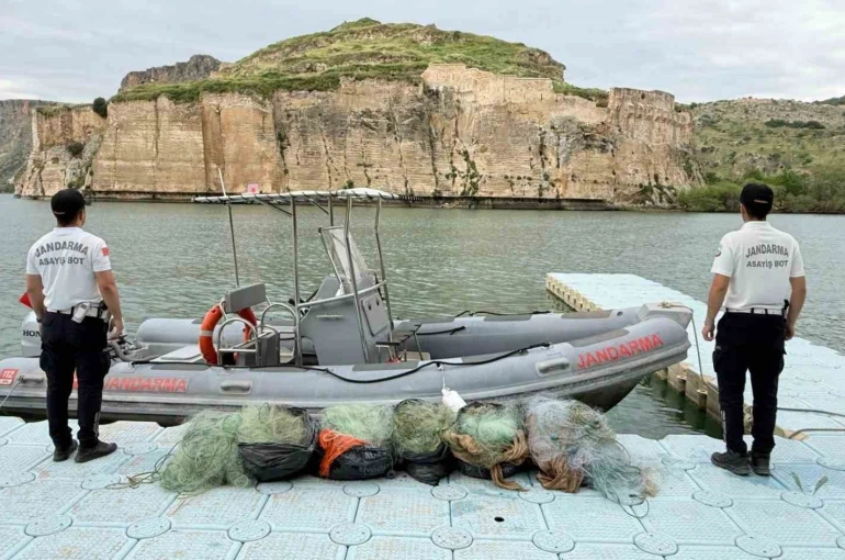 Ağ ile avlanma yasağına uymayan 3 şahsı jandarma yakaladı