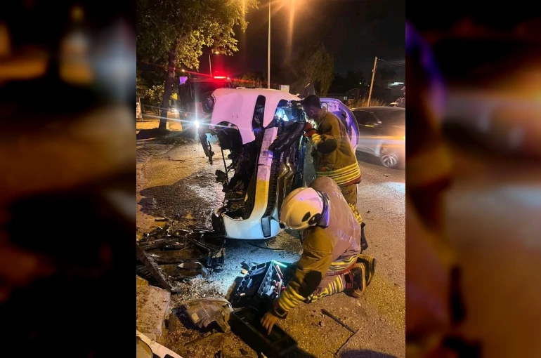 Ağaca çarparak yan yatan otomobildeki 2 kişi yaralandı