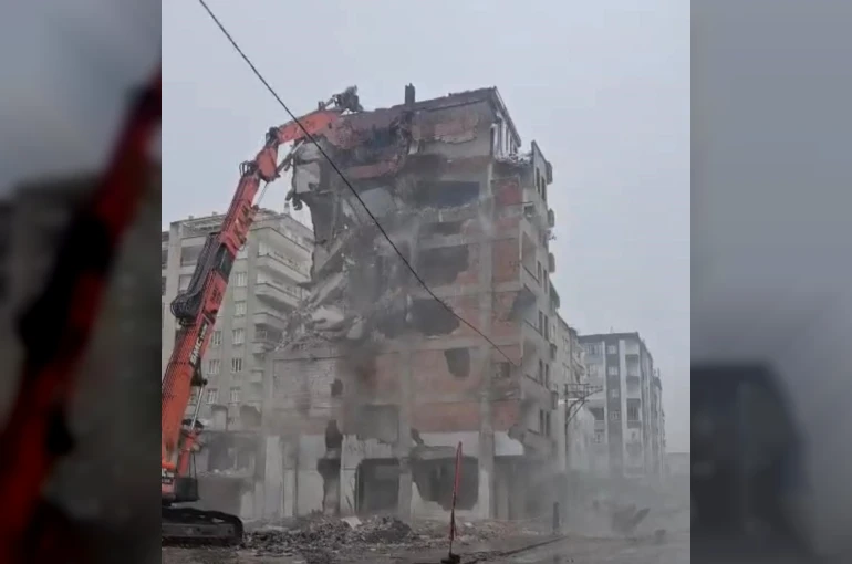 Ağır hasarlı bina tek dokunuşla yerle bir oldu