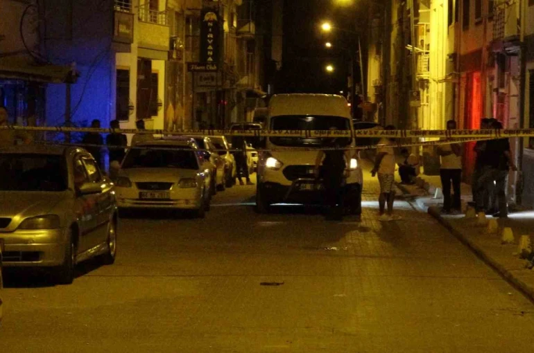 Ağır hasarlı binanın çatısından düşen kişi hayatını kaybetti