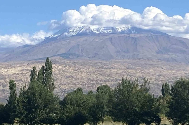 Ağrı Dağı’na mevsimin ilk karı yağdı