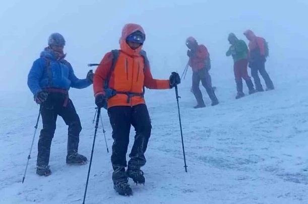 Ağrı Dağı’nda kar ve fırtına, dağcılara zorlu anlar yaşattı