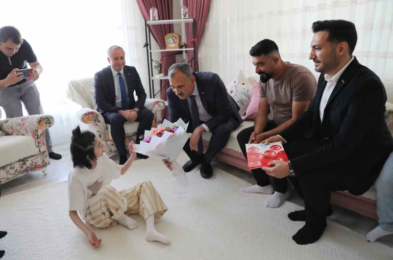 Ağrı Valisi Bozkurt, evde eğitim gören öğrencinin karne sevincine ortak oldu