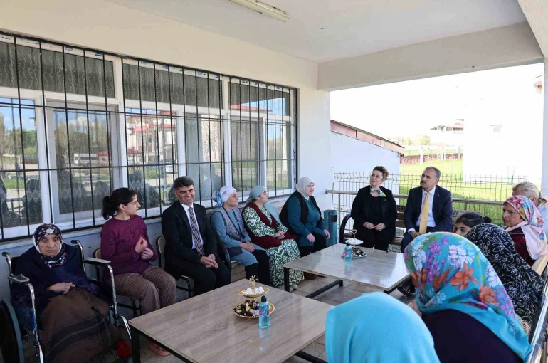 Ağrı Valisi Bozkurt’tan bayramda şehit aileleri, gazi, çocuklar ve huzurevi sakinlerine ziyaret