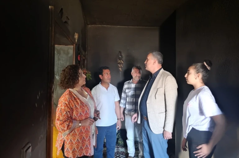 Ağrı Valisi Önder Bozkurt’tan yangında zarar gören aileye destek