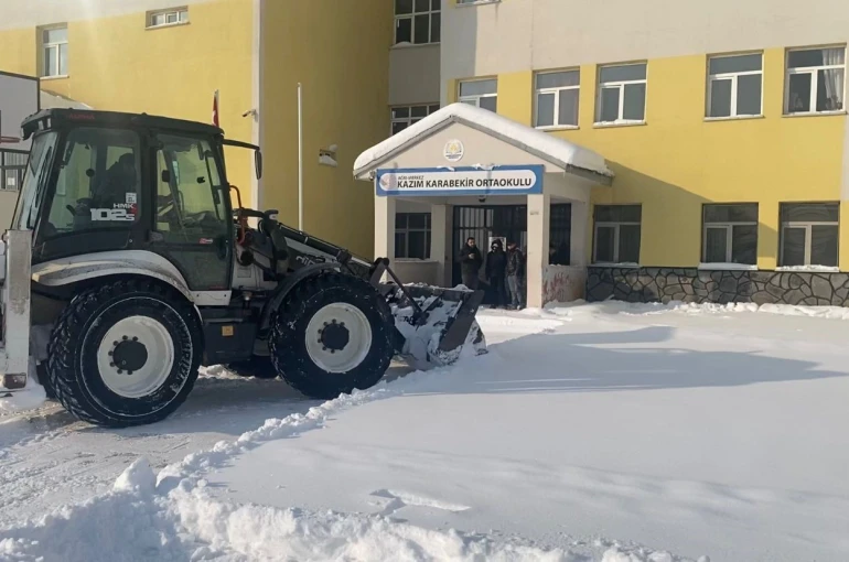 Ağrı’da 90 okul ve kamu kurumunda kar temizleme çalışması