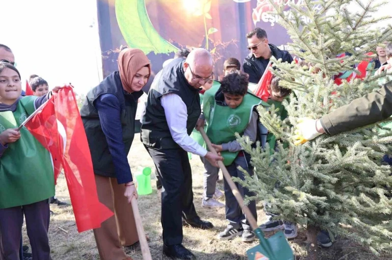 Ağrı’da binlerce fidan toprakla buluştu